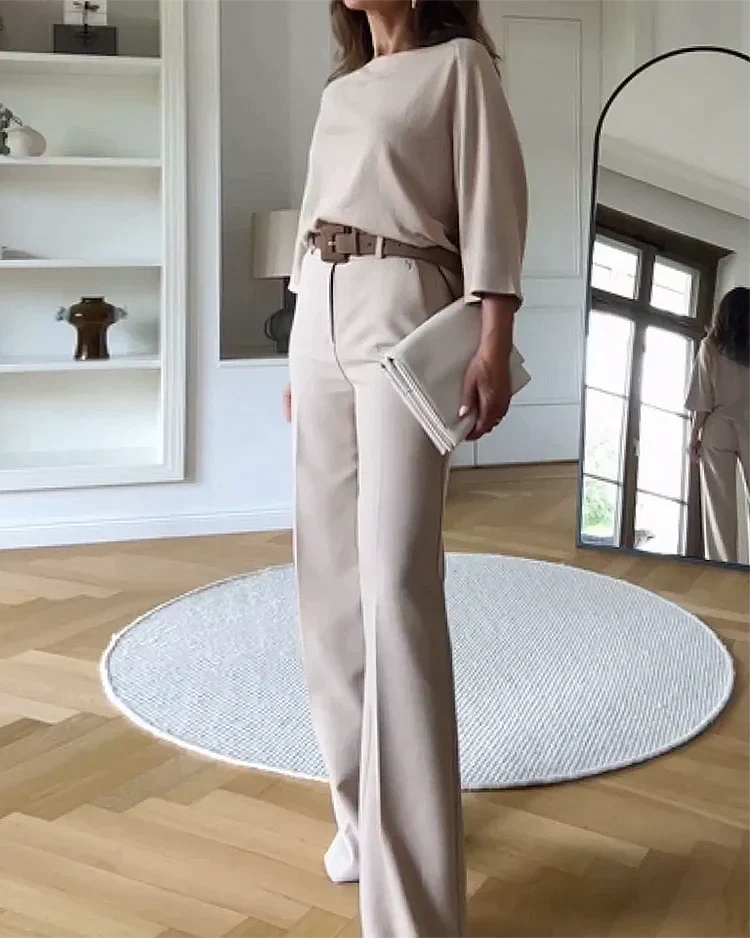Ensemble femme deux pièces avec haut et pantalon