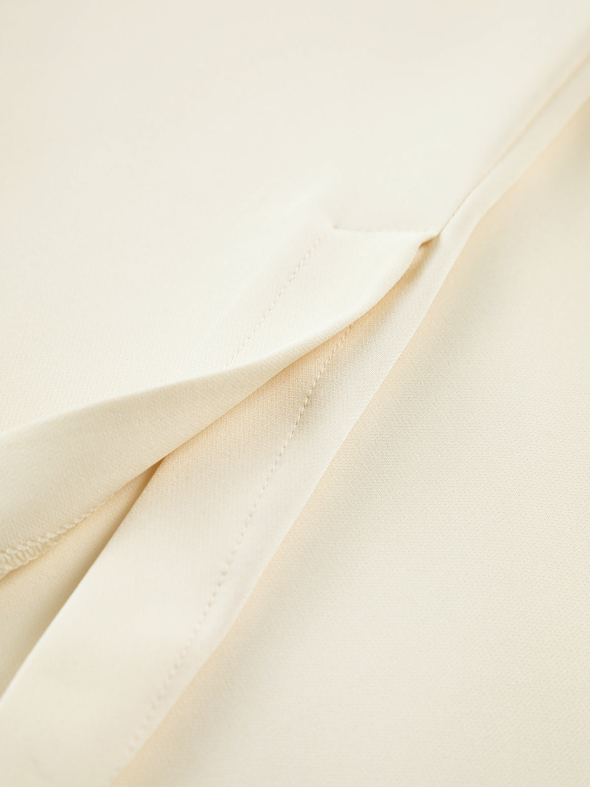 Ensemble femme deux pièces avec haut structuré et pantalon droit