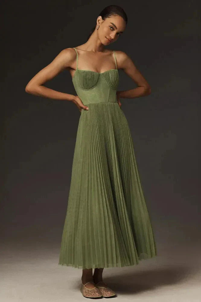 Isabella | Robe Midi en Tulle Plissé" could be rewritten as "Isabella | Midi Dress in Pleated Tulle.