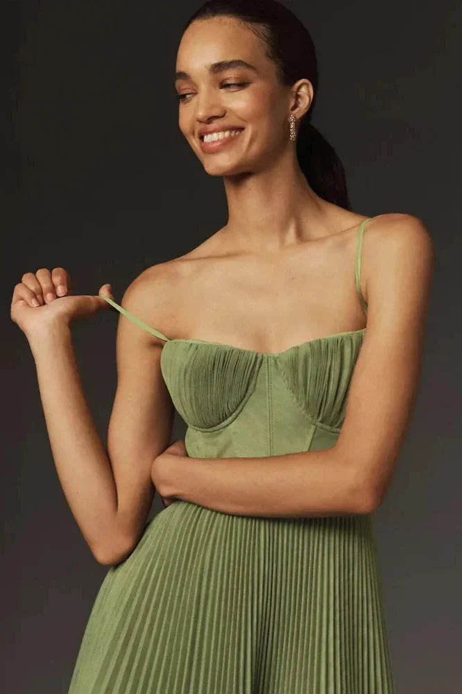 Isabella | Robe Midi en Tulle Plissé" could be rewritten as "Isabella | Midi Dress in Pleated Tulle.