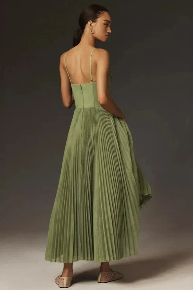 Isabella | Robe Midi en Tulle Plissé" could be rewritten as "Isabella | Midi Dress in Pleated Tulle.