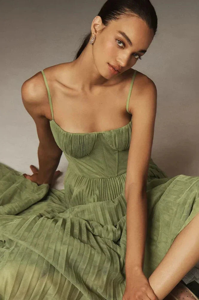 Isabella | Robe Midi en Tulle Plissé" could be rewritten as "Isabella | Midi Dress in Pleated Tulle.
