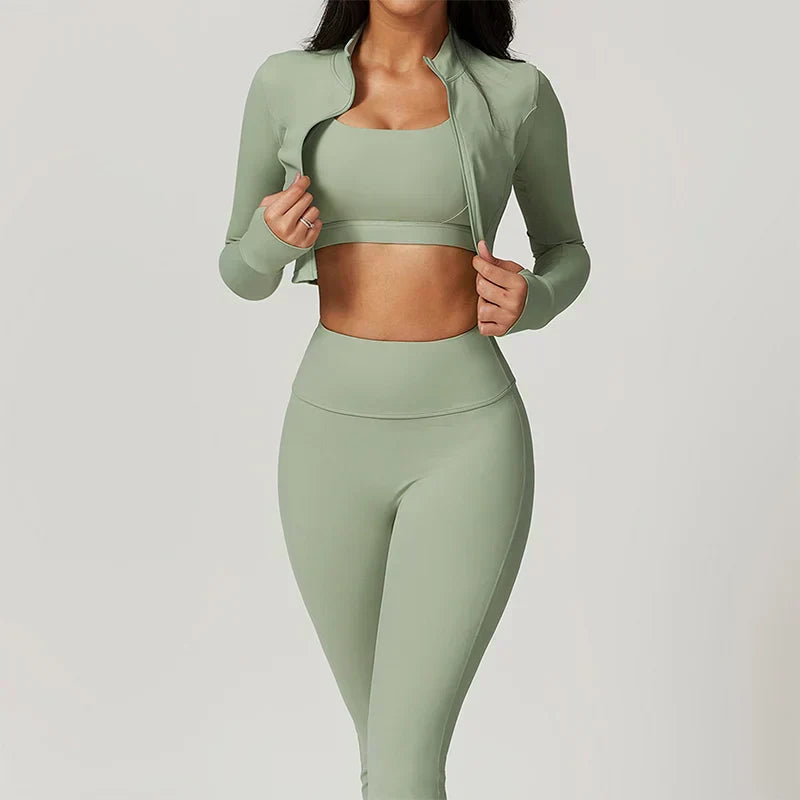 Ensemble de sport pour femme trois pièces avec gilet, haut et pantalon