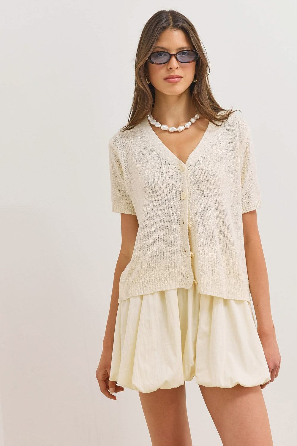 Gilet court pour femme, col V, manches courtes, boutons, maille texturée 1