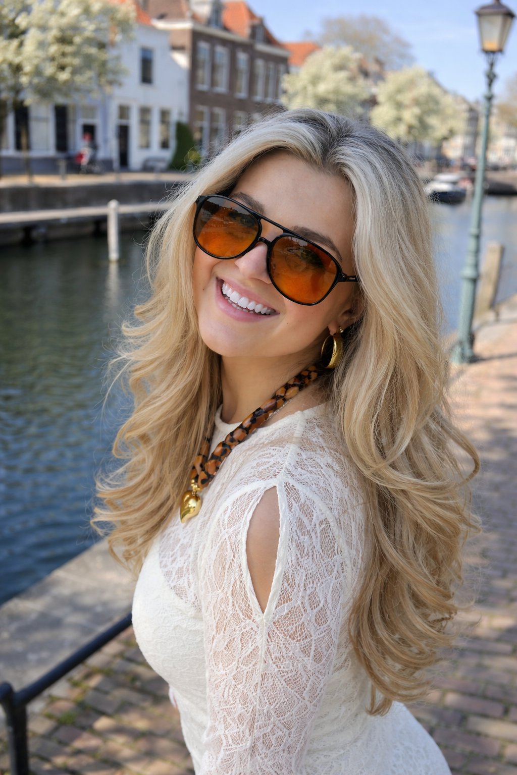 Lunettes de soleil, monture noire et verres orange, en plastique, pour femmes 1