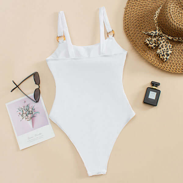 Maillot de bain une pièce pour femme à col droit avec découpe frontale et détails anneaux