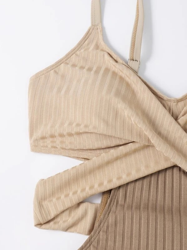 Maillot de bain une pièce femme taille croisée avec découpe