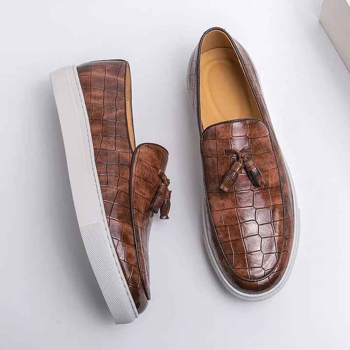 Mocassins pour hommes | Modèle à enfiler avec pompons décoratifs et relief texturé 0