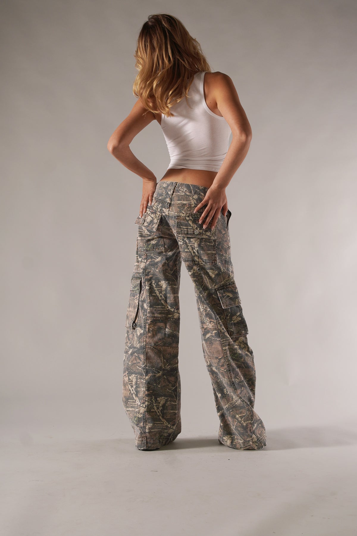 Pantalon cargo pour femme avec poches plaquées et texture à motifs