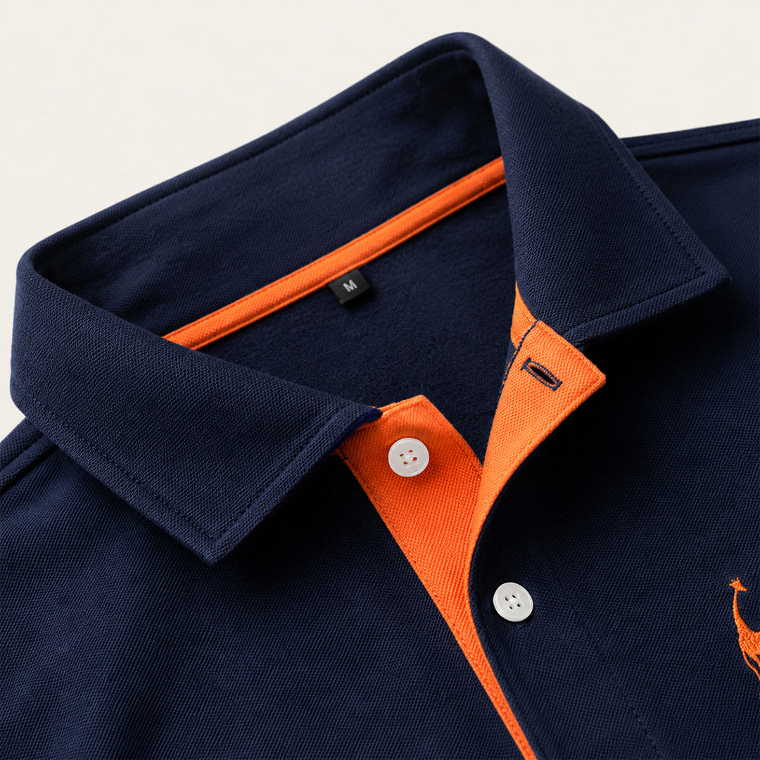 Détail du col polo et de la patte de boutonnage contrastée – Gaétan