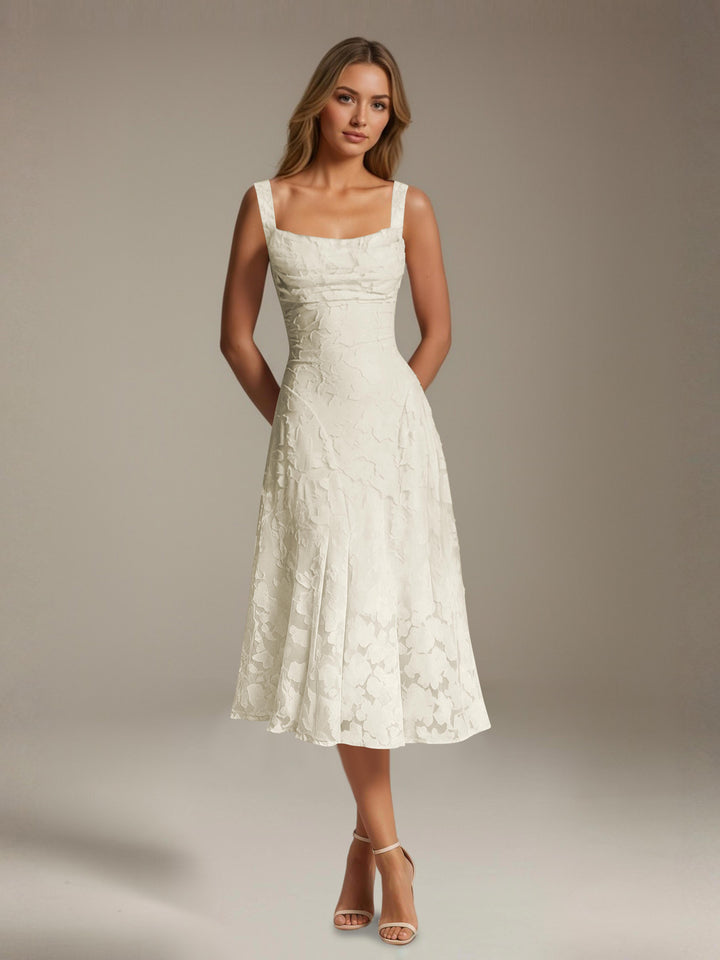 Robe mi-longue en dentelle florale – Coupe trapèze, encolure carrée, sans manches, idéale pour une invitée à un mariage. 0