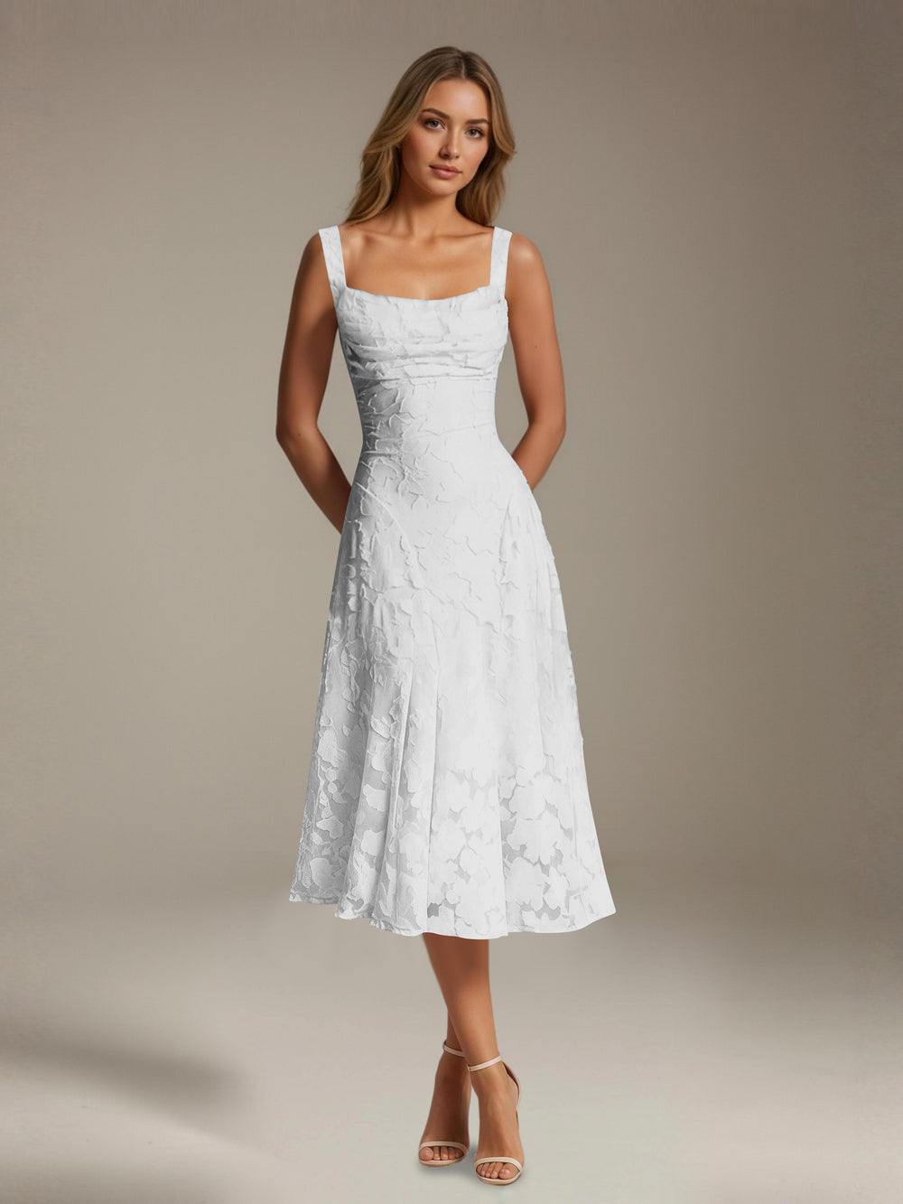 Robe mi-longue en dentelle florale – Coupe trapèze, encolure carrée, sans manches, idéale pour une invitée à un mariage. 1