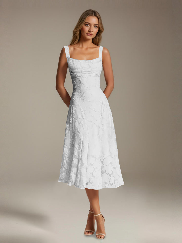 Robe mi-longue en dentelle florale – Coupe trapèze, encolure carrée, sans manches, idéale pour une invitée à un mariage. 1