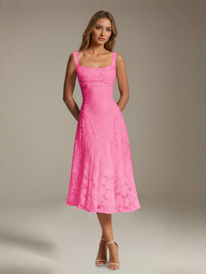 Robe mi-longue en dentelle florale – Coupe trapèze, encolure carrée, sans manches, idéale pour une invitée à un mariage. 11
