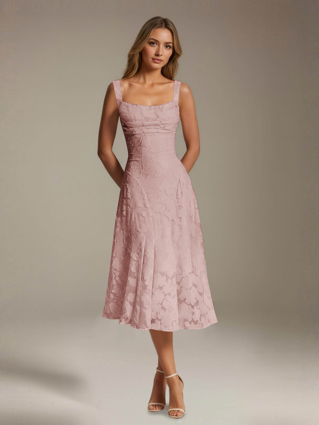 Robe mi-longue en dentelle florale – Coupe trapèze, encolure carrée, sans manches, idéale pour une invitée à un mariage. 12