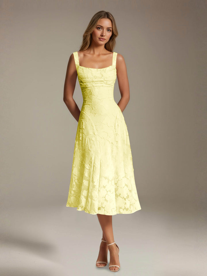 Robe mi-longue en dentelle florale – Coupe trapèze, encolure carrée, sans manches, idéale pour une invitée à un mariage. 13