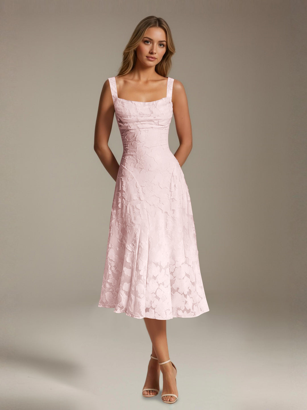 Robe mi-longue en dentelle florale – Coupe trapèze, encolure carrée, sans manches, idéale pour une invitée à un mariage. 2