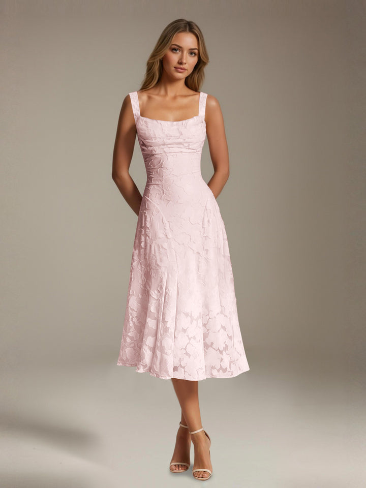 Robe mi-longue en dentelle florale – Coupe trapèze, encolure carrée, sans manches, idéale pour une invitée à un mariage. 2
