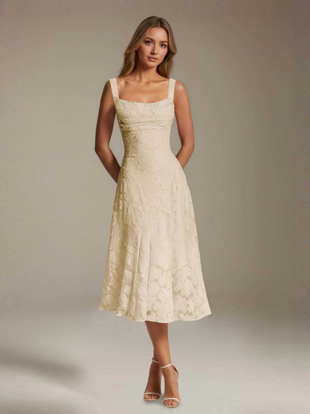 Robe mi-longue en dentelle florale – Coupe trapèze, encolure carrée, sans manches, idéale pour une invitée à un mariage. 3