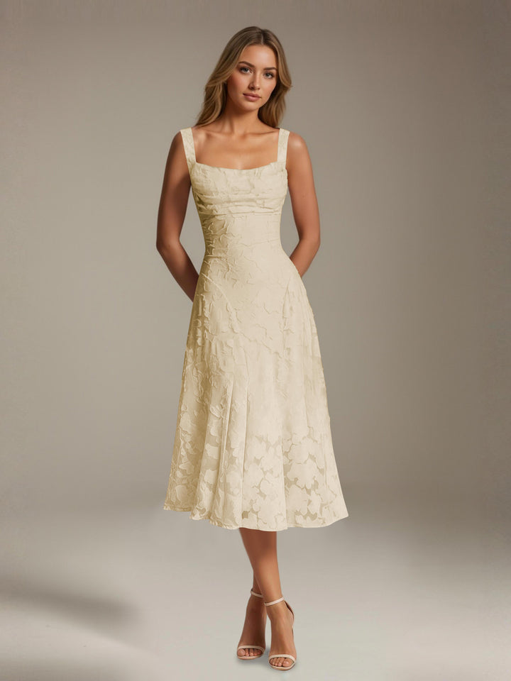 Robe mi-longue en dentelle florale – Coupe trapèze, encolure carrée, sans manches, idéale pour une invitée à un mariage. 3