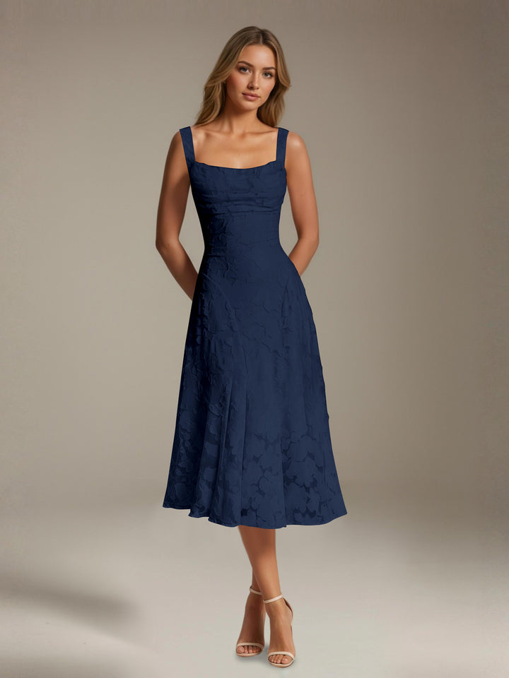 Robe mi-longue en dentelle florale – Coupe trapèze, encolure carrée, sans manches, idéale pour une invitée à un mariage. 4