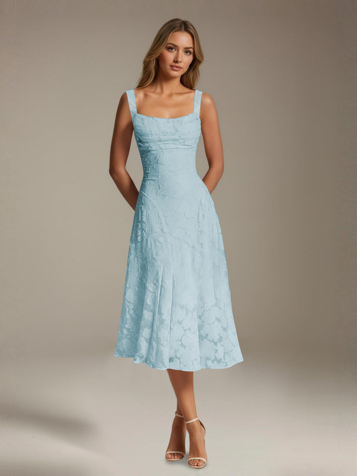 Robe mi-longue en dentelle florale – Coupe trapèze, encolure carrée, sans manches, idéale pour une invitée à un mariage. 5