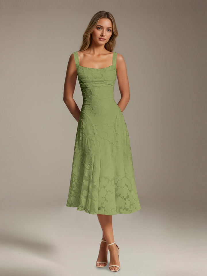 Robe mi-longue en dentelle florale – Coupe trapèze, encolure carrée, sans manches, idéale pour une invitée à un mariage. 7