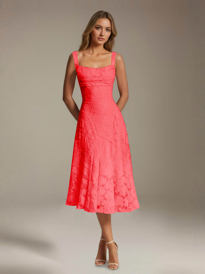 Robe mi-longue en dentelle florale – Coupe trapèze, encolure carrée, sans manches, idéale pour une invitée à un mariage. 9