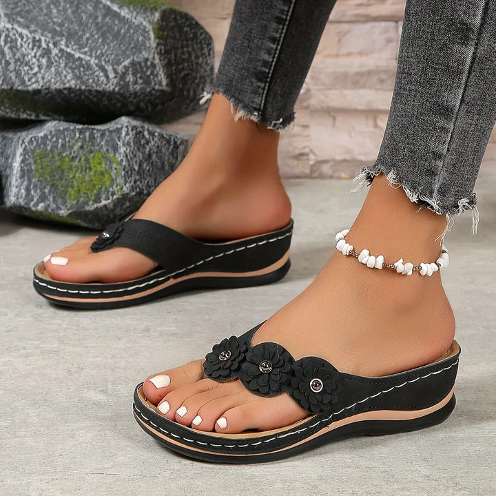Noora™ | Flora – Sandales à talon compensé fleuries avec confort orthopédique