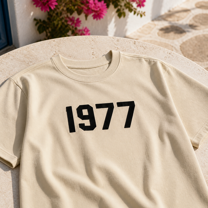 Beżowy uniseks zestaw z T-shirtem i szortami 1977 – zbliżenie tkaniny, kołnierza i nadruku